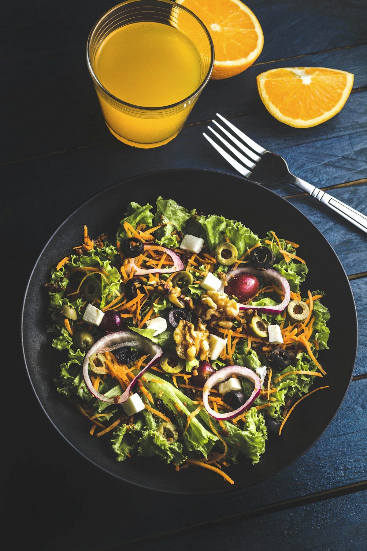 Frischer grüner Salat mit Kräutern